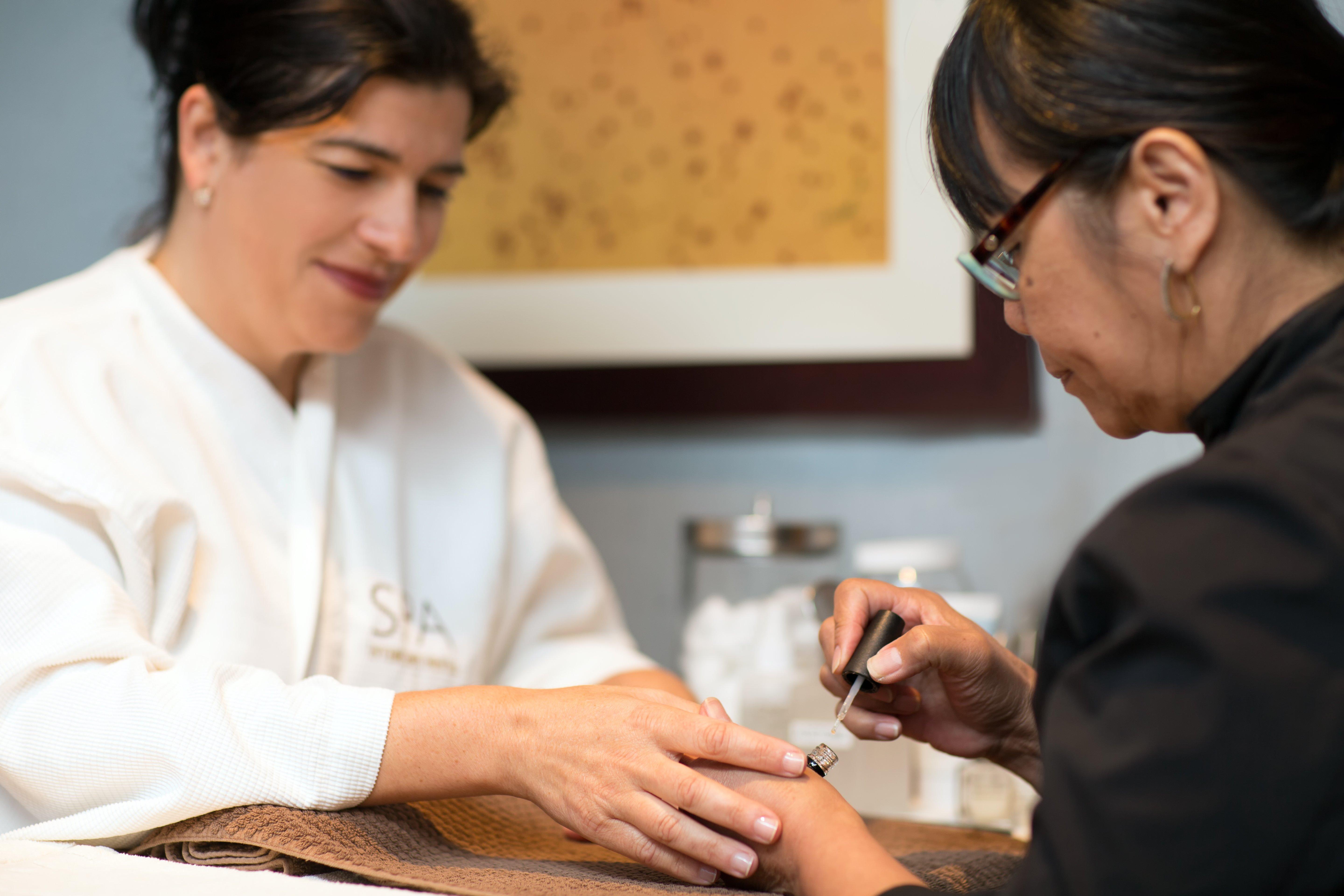 מלון Intercontinental Boston By Ihg מראה חיצוני תמונה A woman receiving acupuncture treatment