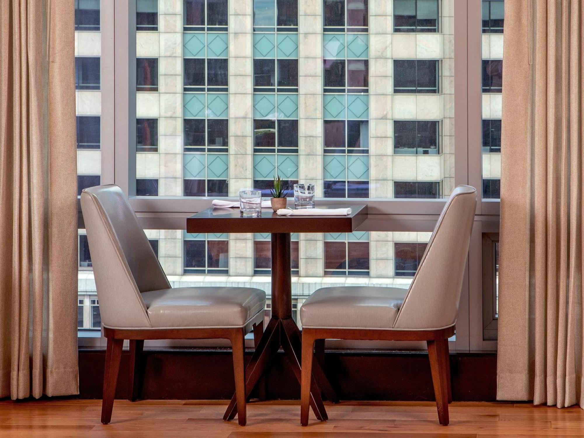 מלון Intercontinental Boston By Ihg מראה חיצוני תמונה A table and chairs in a hotel room